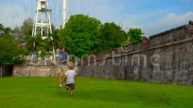 马来西亚槟城康瓦利斯堡一对父子散步玩耍的慢镜头