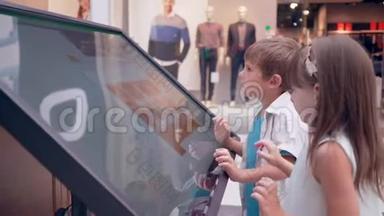 自助服务，儿童朋友使用电子指南查询购物中心购物地点的信息