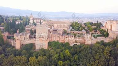 西班牙<strong>城堡</strong>阿尔罕布拉。 宫殿和堡垒建筑群位于安达格拉纳达。 无人机的空中<strong>视频</strong>片段。 粉色