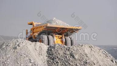 重型采矿卡车在采石场<strong>卸货</strong>。 采矿业。