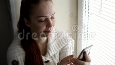 数字技术和通信，中年妇女在智能手机屏幕上浏览互联网网站，坐在旁边