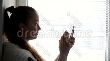 数字技术和通信，中年妇女在智能手机屏幕上浏览互联网网站，坐在旁边