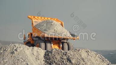 重型采矿卡车在采石场<strong>卸货</strong>。 采矿业。