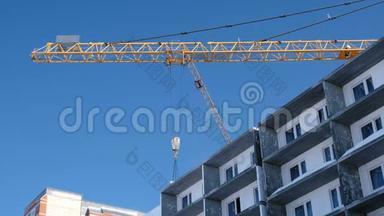 多层建筑施工.. 施工吊车将混凝土板吊过屋面..