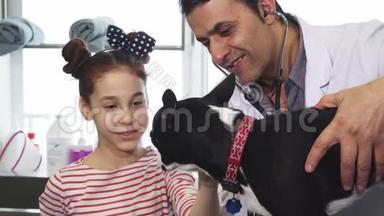 可爱的小女孩在兽医克莱尼格的<strong>体检</strong>中抚摸她的狗