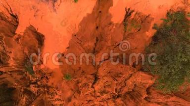 火星上的生命证据。 绿色植物生长在红色峡谷周围。 抽象橙色倾斜微背景
