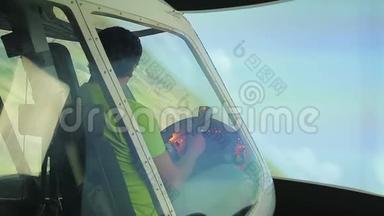 男飞行员在飞行模拟器中学习驾驶飞机，玩电子游戏