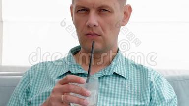 成熟男人在咖啡馆喝冰沙