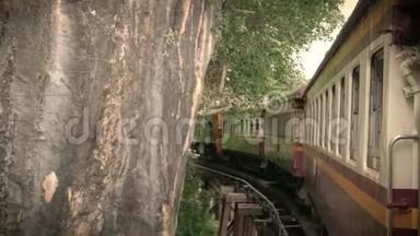4K段的<strong>画面</strong>，一列古老的火车在一条弯曲的尖轨上行驶，弯上一座横跨葵河的桥，<strong>电影</strong>彩色滤镜