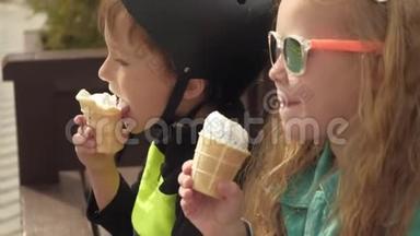 一个<strong>男</strong>孩和一个女孩坐在公园的长凳上吃冰淇淋。 <strong>夏季</strong>