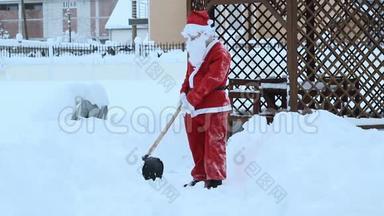 圣诞老人拿着<strong>铲雪</strong>离开，让路自由下来