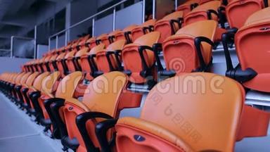 <strong>体育场</strong>竞技场座椅。 一排排橙色观众坐在<strong>体育场</strong>里。
