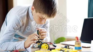 这个男孩设计了一个电子玩具模型。 按照指示拧下电路中的缺失。