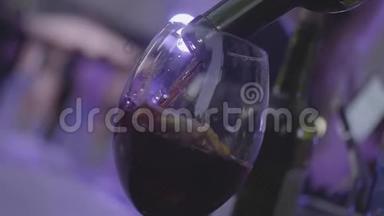 令人振奋的桑格里亚，用水果和红酒缓慢地倒入玻璃杯中。 框架。 柑橘类水果