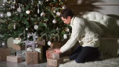 快乐的父亲把礼物盒藏在圣诞树下
