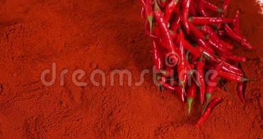 新鲜红辣椒，辣椒落在红辣椒粉上，慢动作