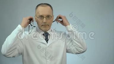 专业治疗师在颈部放置听诊器，准备检查病人