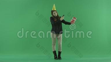 年轻女子为她的生日礼物，绿色彩色钥匙背景拍照