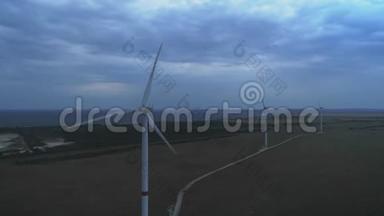 风力涡轮机能源生产的空中视图-日落时的4k空中拍摄。 日出时用4k无人驾驶飞行器拍摄的画面