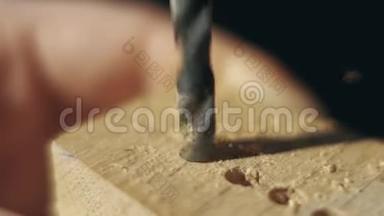 一个钻坑正穿入一个木块中，形成一个洞。 变焦，近景，慢镜头
