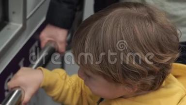 一个男孩在机场火车上慢镜头，连接不同的<strong>终点</strong>站