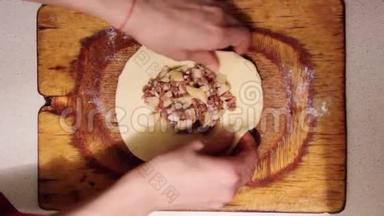 妇女准备了国家自制肉馅饼。 传统的俄罗斯肉馅饼。 在木头上的睫毛