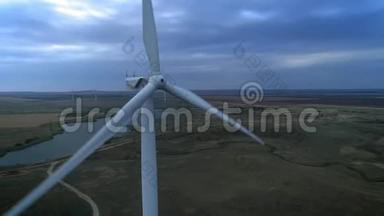 风力涡轮机能源生产的空中视图-日落时的4k空中拍摄。 日出时用4k无人驾驶飞行器拍摄的画面