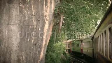 4K段的画面，一列古老的火车在一条弯曲的尖轨上行驶，弯上一座横跨葵河的桥，<strong>电影</strong>彩色滤镜