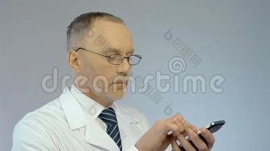 医生使用手机，拨打电话，给病人打电话安排会面