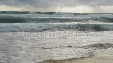 <strong>海水</strong>缓慢运动，巨浪在雨云下<strong>拍打</strong>海滩。