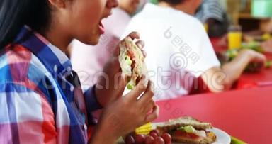 快乐女学生吃三明治的画像