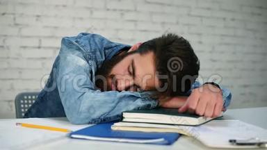 年轻上班族或<strong>学生睡</strong>在桌子上，桌上有笔记本的特写镜头