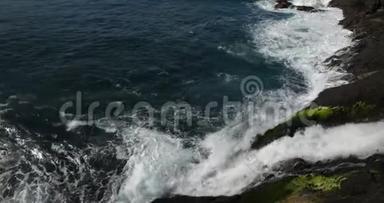 瀑布流入大海，靠近葡萄牙马德拉岛塞克斯岛，水流缓慢