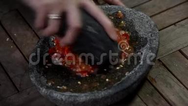使用乌利坎传统石器手工烤制的<strong>辣椒视频</strong>片段
