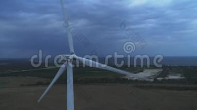风力涡轮机的空中视图能源生产-4k空中拍摄日落。 日出时用4k无人驾驶飞行器拍摄的画面