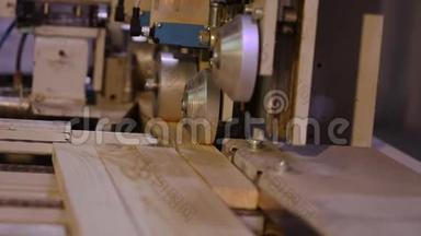 一家家具厂生产过程中，木工机械机构关闭。 家具厂的工作流程