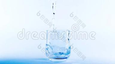在白色背景下倒入玻璃杯中的水的运动效果、营养和饮食概念
