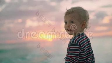 一个小可爱的<strong>孩子</strong>在夏天的海滩上微笑50fps慢动作。 <strong>暑假</strong>佛罗里达男孩`肖像