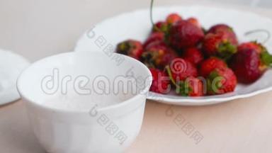 加糖碗的白色盘子上有美味可口的<strong>草莓汁</strong>。