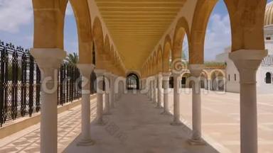 在莫纳斯蒂尔市的哈比卜·布尔吉巴的领地<strong>陵墓</strong>上有拱门的Colonnade。 阳光明媚的日子里