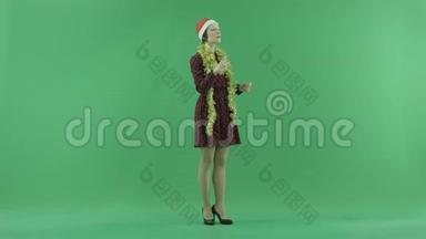 一个年轻的圣诞节妇女正在一个<strong>大</strong>的触摸<strong>屏</strong>上寻找一些东西，<strong>屏</strong>幕上的绿色部分在右手边转了一半