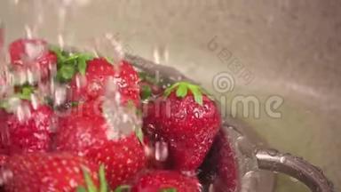 摄像机在水滴下沿草莓方向和向下的缓慢运动
