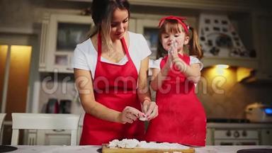 幸福的家庭在<strong>厨房</strong>里，妈妈和女儿在<strong>厨房</strong>里玩面粉，玩得开心，在<strong>厨房</strong>里塑造馅饼