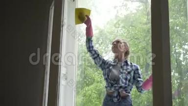 人们，<strong>家务</strong>和<strong>家务</strong>的观念-幸福的女人戴着手套，用抹布擦窗户，在家里喷清洁剂