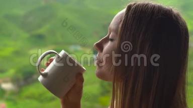 年轻女子坐在咖啡馆里观看高地茶种植和喝茶。