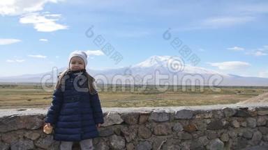 度假旅行的肖像小女孩看阿拉拉特山的风景。 <strong>暑假</strong>期间的大自然。 年幼的<strong>孩子</strong>