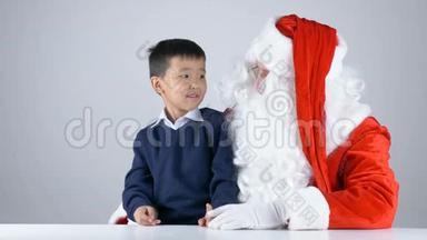 圣诞老人送给一个孩子一块50<strong>英尺</strong>高的平板电脑