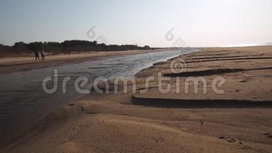 沙漠般的纹理沙子-波罗的海海湾海滩与白沙在日落-4K视频与缓慢的相机移动
