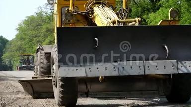 公路建设工程、公路修复工程、拖拉机正在平整路面碎石、铺设基层