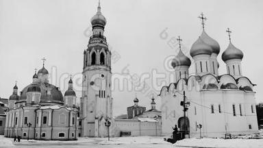 俄罗斯沃洛格达的克里姆林宫广场，有古老的<strong>教堂</strong>和<strong>圣索菲亚</strong>大<strong>教堂</strong>